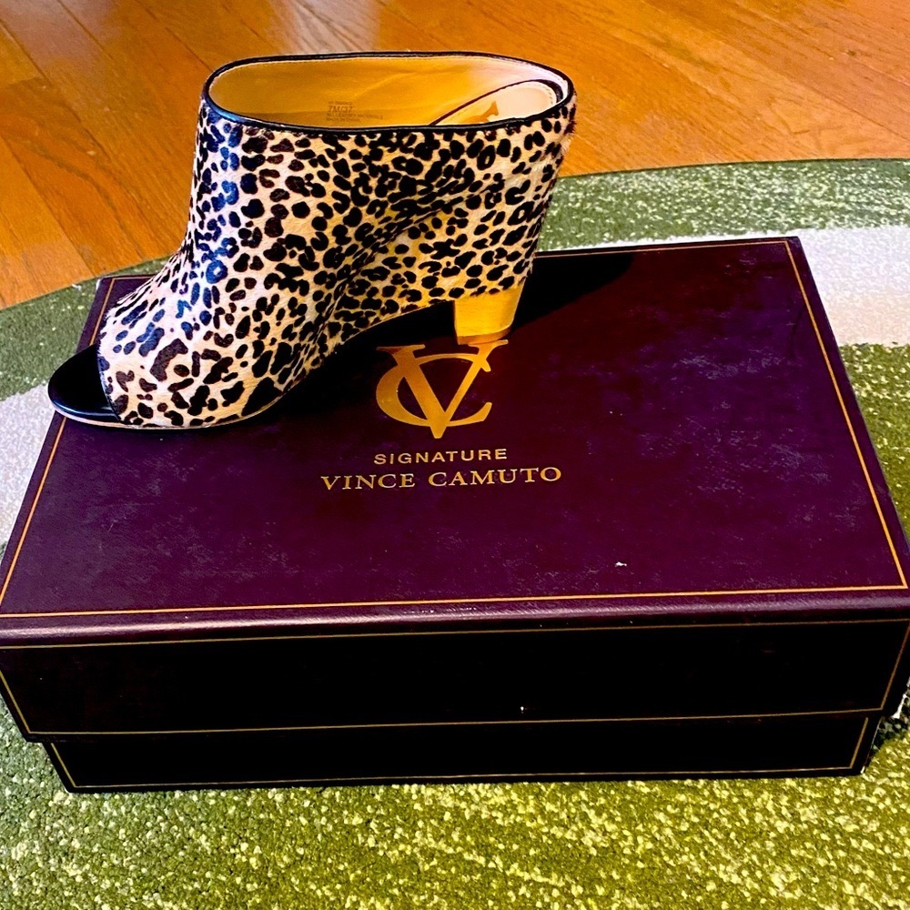 Vince Camuto Signature Black/Snow Leopard Sandal